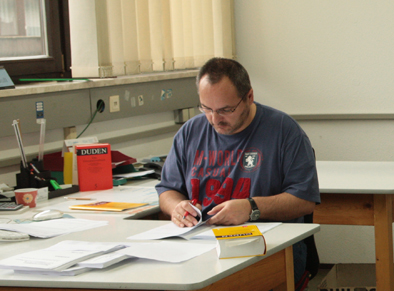 tl_files/verlag-voegel/upload/Sonstige Bilder/Korrekturlesen.jpg